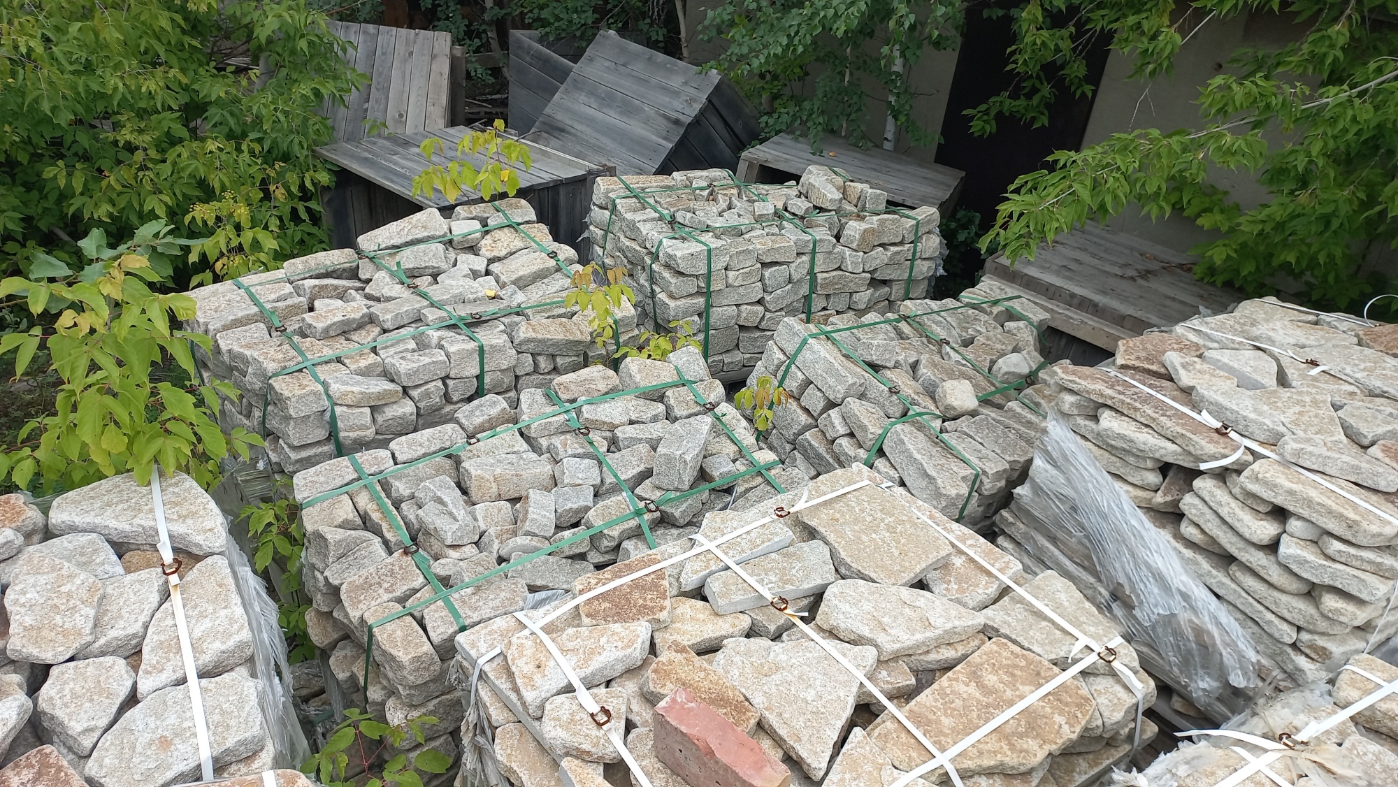 Плитняк галтованный гранитный для ландшафтного дизайна купить в Юрюзани