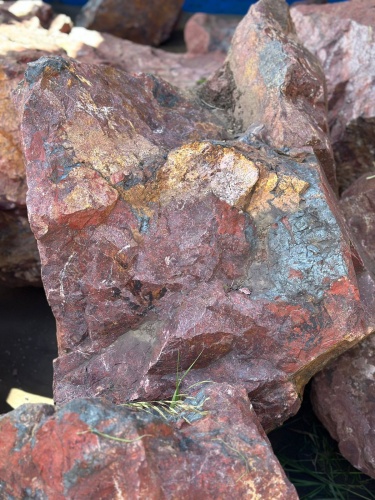 Камни для ландшафтного дизайна красно-фиолетовые 10-60 килограмм купить в Юрюзани