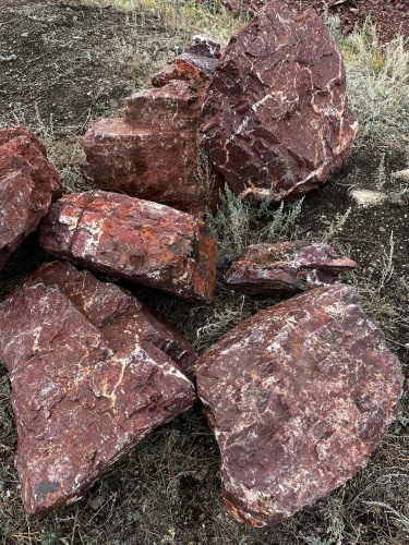 Ландшафтные глыбы красно-фиолетовые 200-1000 килограмм купить в Юрюзани