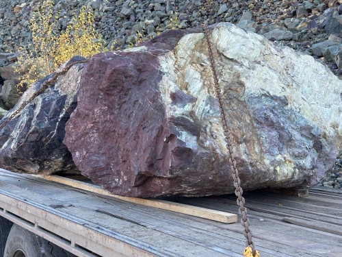 Огромные красно-фиолетовые валуны для ландшафтного дизайна весом более 5 тонн купить в Юрюзани