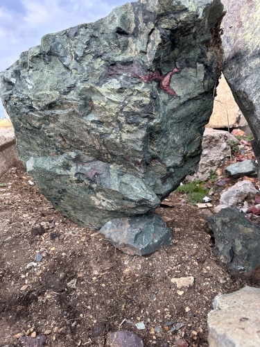 Гигантские зелёные валуны для ландшафтного дизайна весом более 5 тонн купить в Юрюзани