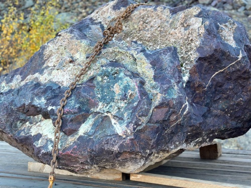 Огромные красно-фиолетовые валуны для ландшафтного дизайна весом более 5 тонн купить в Юрюзани