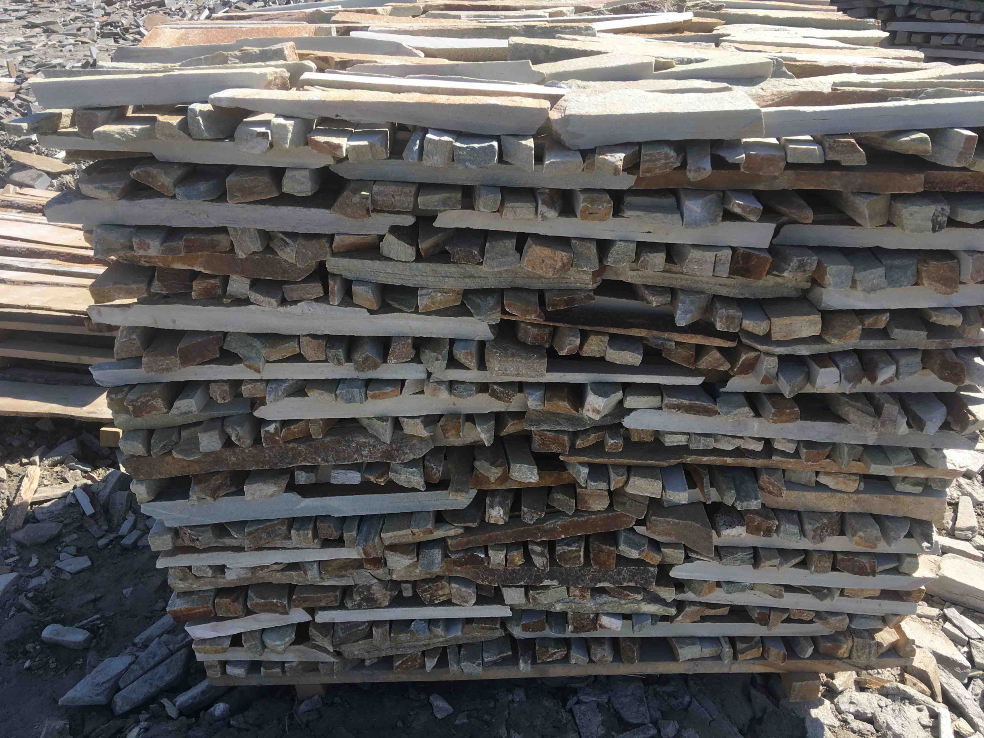 Горбушка златолит золотистый для облицовки купить в Юрюзани