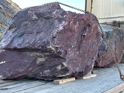 Огромные красно-фиолетовые валуны для ландшафтного дизайна весом более 5 тонн купить в Юрюзани