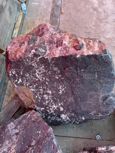 Камни для ландшафтного дизайна красно-фиолетовые 10-60 килограмм купить в Юрюзани