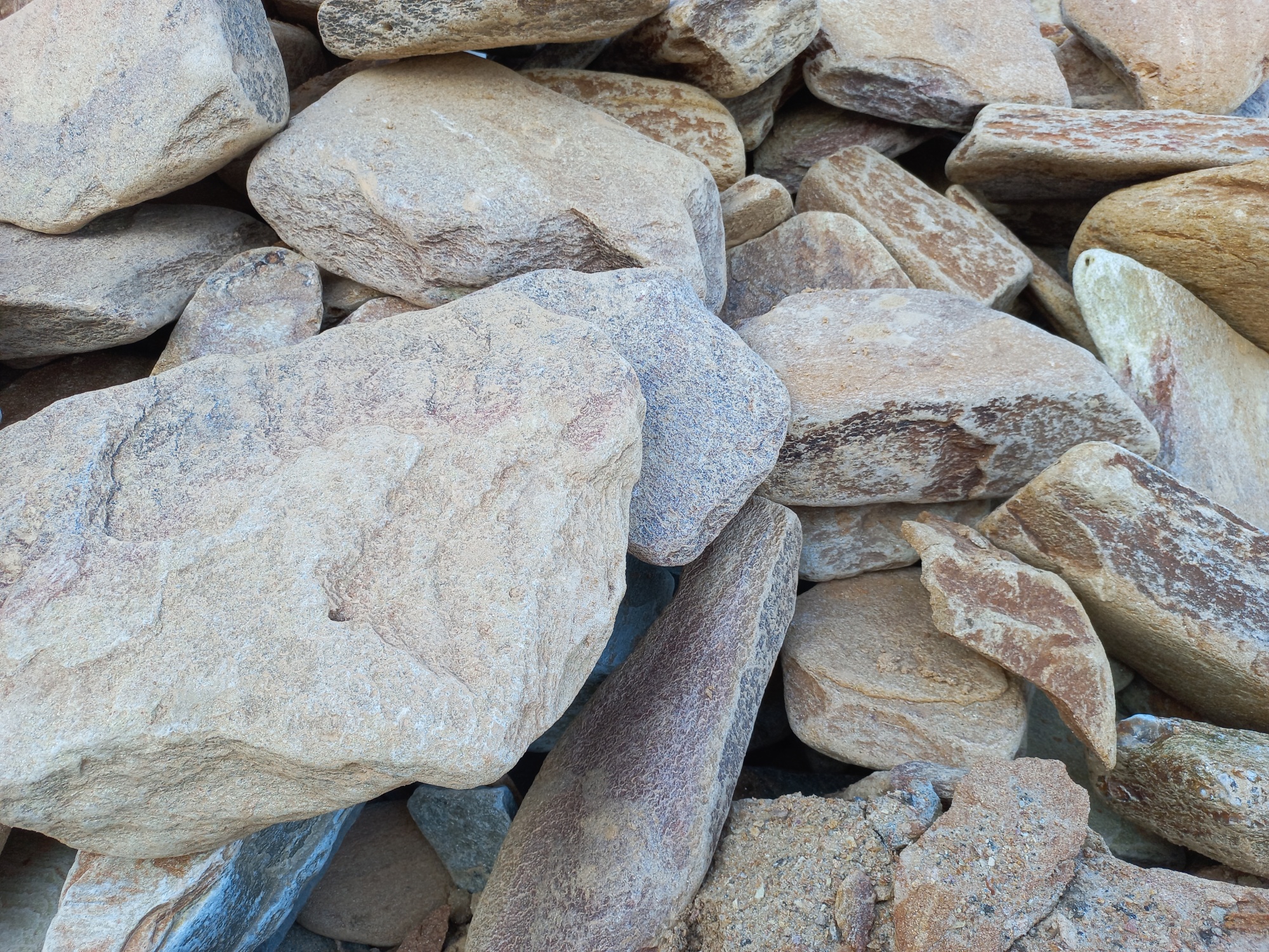 Златолит жёлтый, жёлто-зелёный глыбки и валуны для ланшафтного дизайна купить в Юрюзани