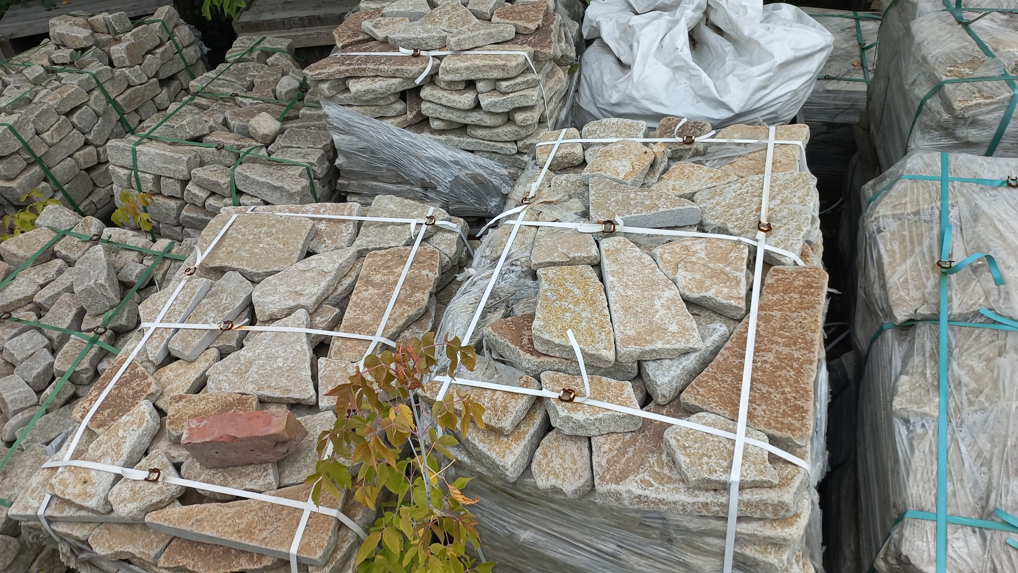 Плитняк гранитный галтованный купить в Юрюзани