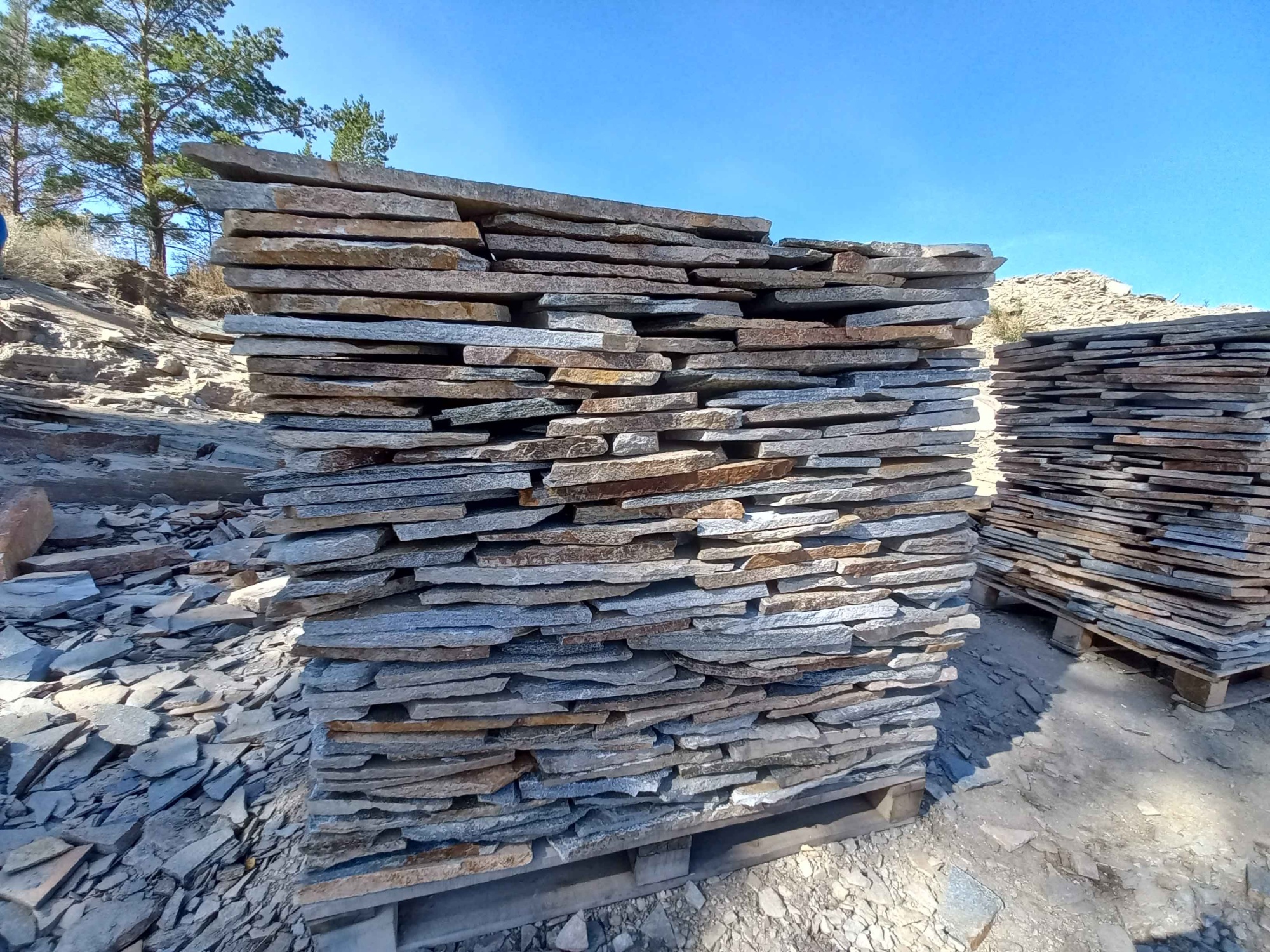 Плитняк златолит серебристый для фасада купить в Юрюзани