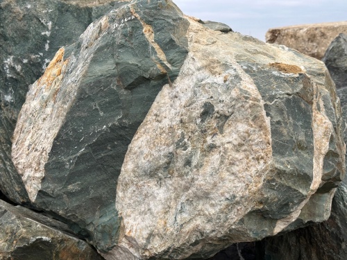 Гигантские зелёные валуны для ландшафтного дизайна весом более 5 тонн купить в Юрюзани