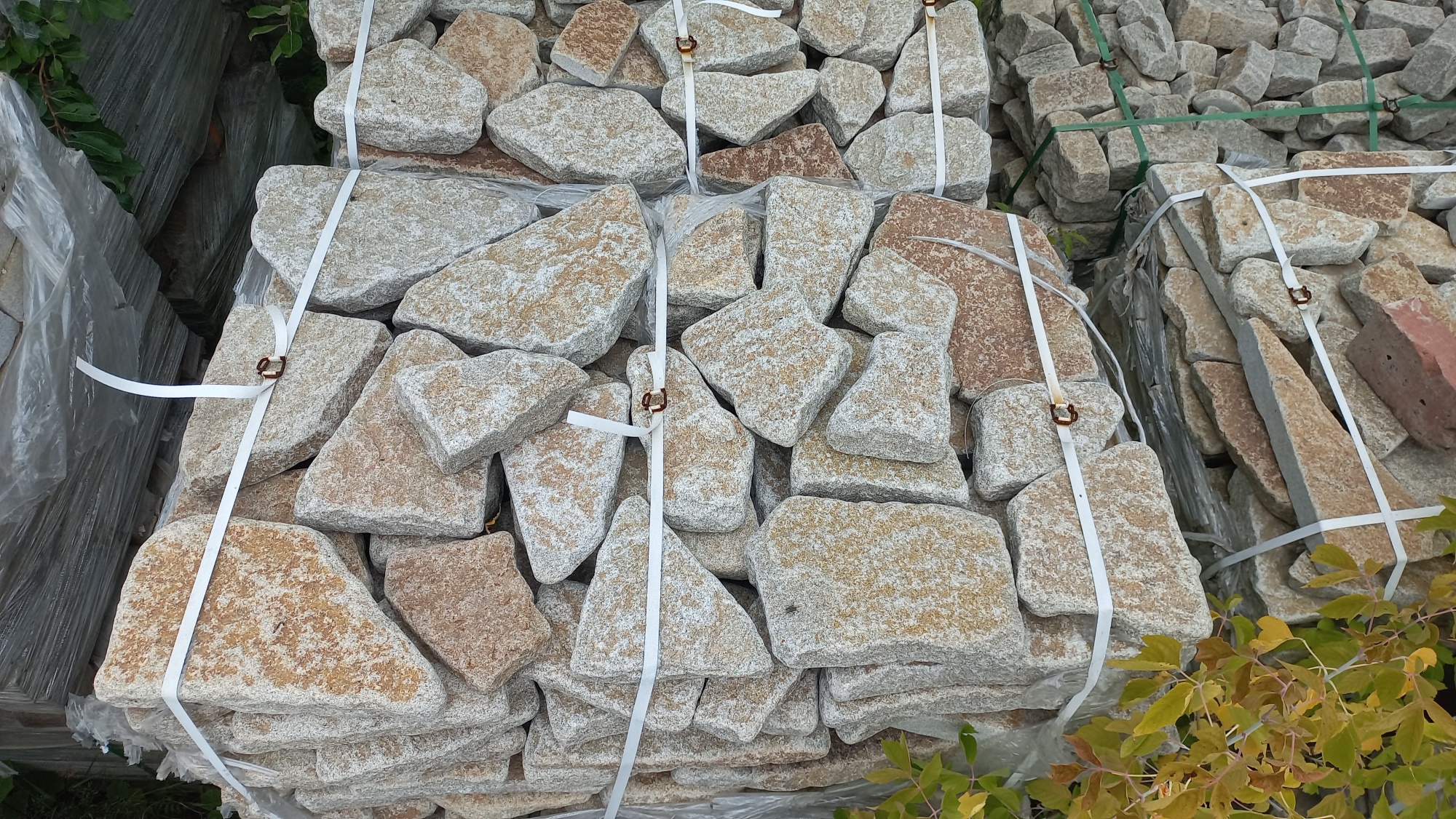 Плитняк галтованный гранитный для ландшафтного дизайна купить в Юрюзани