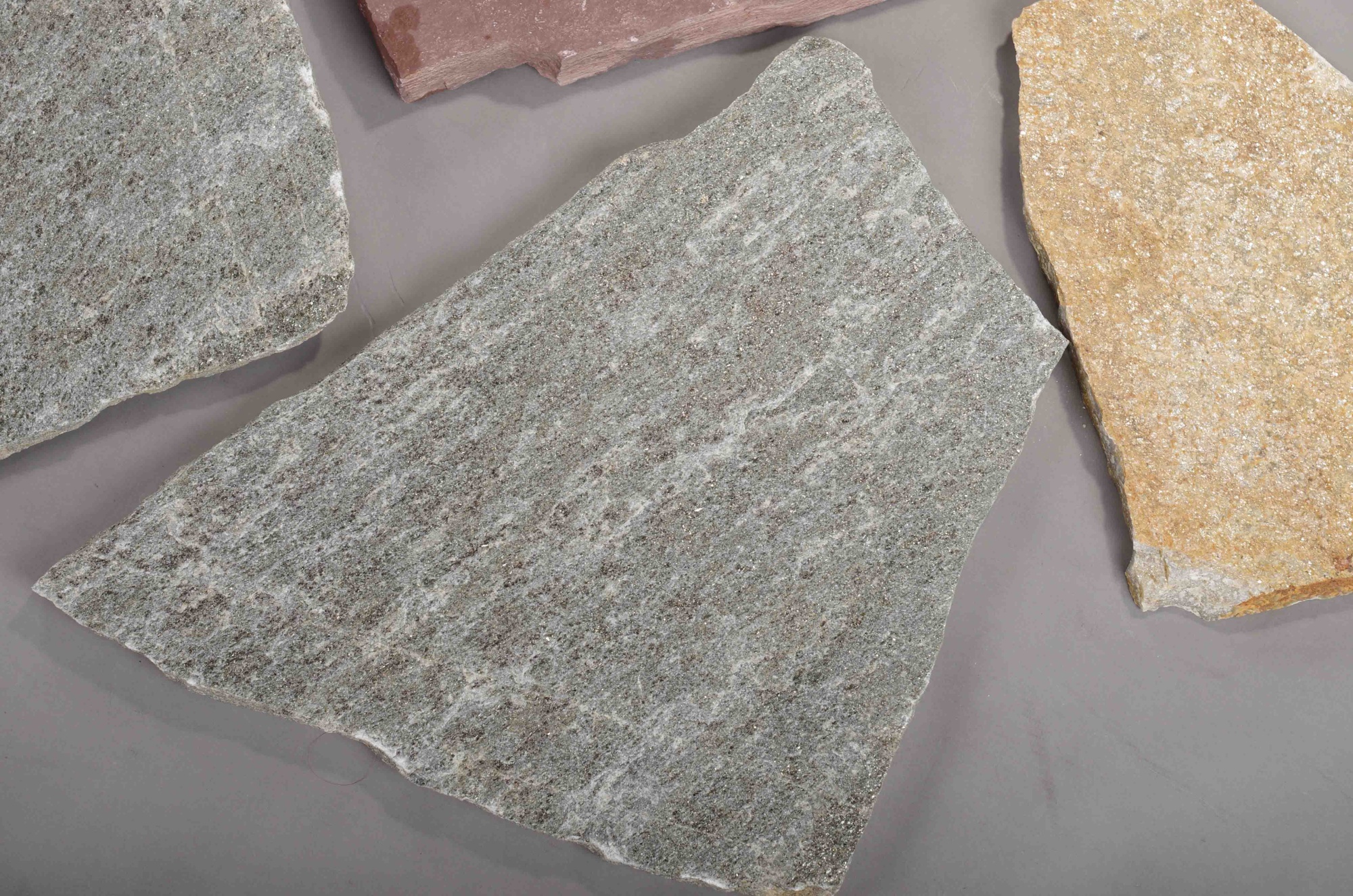 Плитняк златолит Уральский для цоколя, отмостки купить в Юрюзани